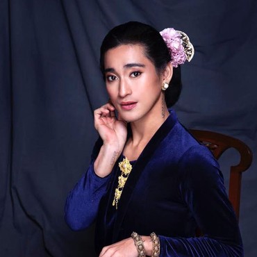 Bikin Salfok! Bio One Tampil Feminin Pakai Kebaya & Konde