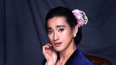 img-title Bikin Salfok! Bio One Tampil Feminin Pakai Kebaya & Konde