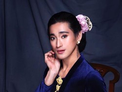 Gaya Bio One Tampil Feminin Pakai Kebaya dan Konde yang Jadi Sorotan