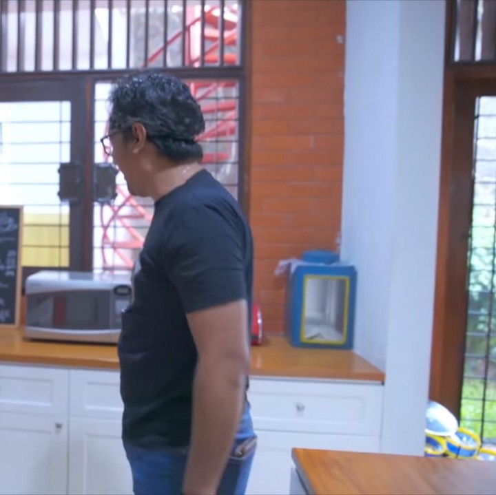 <p>Di dapur rumah Omesh & Dian Ayu, perabotan bertema putih dan cokelat, Bun. Lalu, peralatan masak seperti kompor dan microwave pun senada berwarna silver. (Foto: YouTube/Taulany TV)</p>