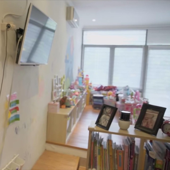 <p>Di kamar anak perempuan Omesh, Bulan dan Embun, terdapat sebuah tembok yang khusus dibuat agar kedua putrinya bisa mencoret-coret dinding dengan kapur. Wah, bisa jadi inspirasi untuk kamar Si Kecil, Bun. (Foto: YouTube/Taulany TV)</p>
