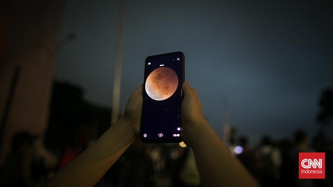 Gerhana Bulan Total tidak dapat disaksikan langsung di berbagai daerah di Indonesia karena cuaca buruk.