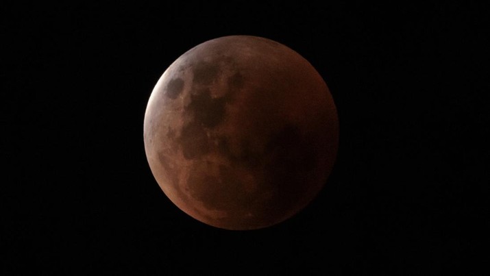 A lunar eclipse is seen in Sydney on November 08, 2022 in Sydney, Australia.  Australians will experience the first visible total lunar eclipse of the year on Tuesday, with the eclipse also being visible from New Zealand. (Brook Mitchell/Getty Images)