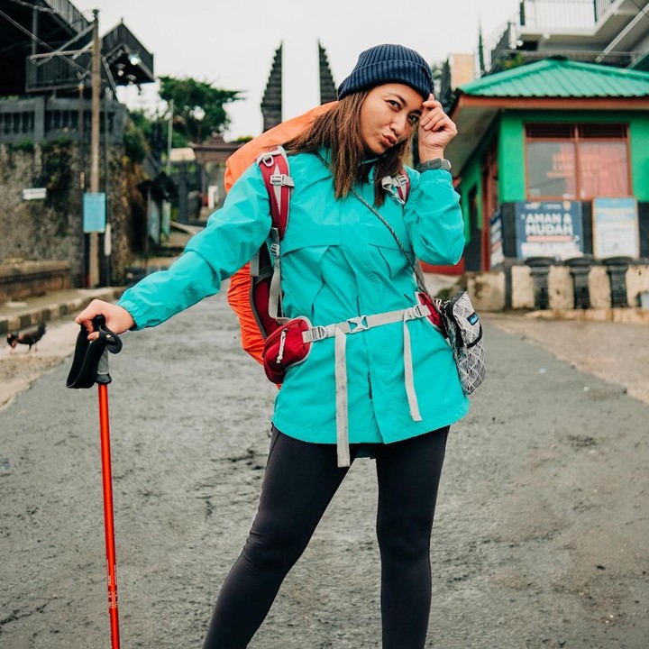 <p>Salah satunya momen Hesti mendaki Gunung Lawu berikut. Dalam postingan potret ini, netizen mengaku salut padanya, Bunda. "Hebat kamu jalan di puncak gunung Lawu," ujar @irwan****. (Foto: Instagram @hestipurwadinata)<br /><br /><br /></p>
