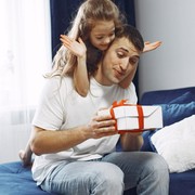 6 Rekomendasi Hadiah yang bisa Diberikan untuk Ayah di Hari Ayah Nasional