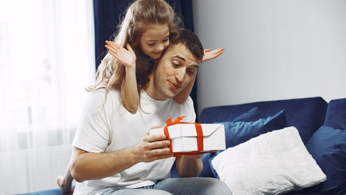 6 Rekomendasi Hadiah yang bisa Diberikan untuk Ayah di Hari Ayah Nasional