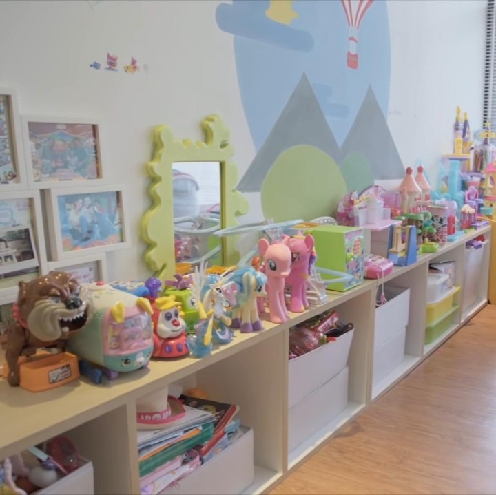 <p>Kamar tidur kedua putri Omesh ini juga dipenuhi berbagai koleksi mainan, Bun. Mulai dari boneka, buku, hingga piano kecil. (Foto: YouTube/Taulany TV)</p>