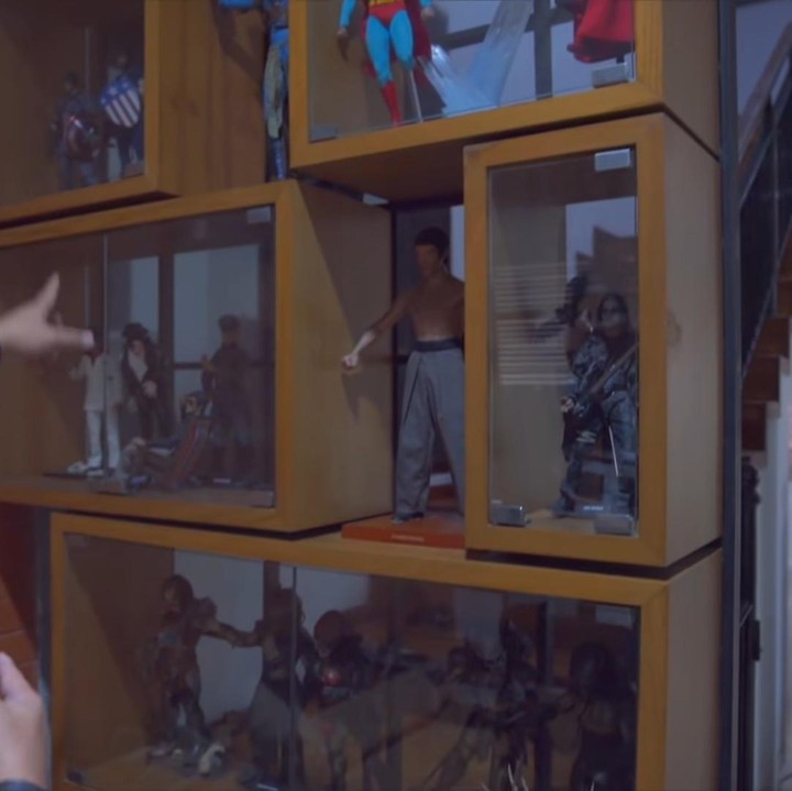 <p>Ketika masuk ruang tamu rumah Omesh & Dian Ayu, rak pajangan berisi action figure pun sudah siap menyambut tamu. Mulai dari Bruce Lee hingga superhero komik masuk dalam koleksi Omesh. (Foto: YouTube/Taulany TV)</p>