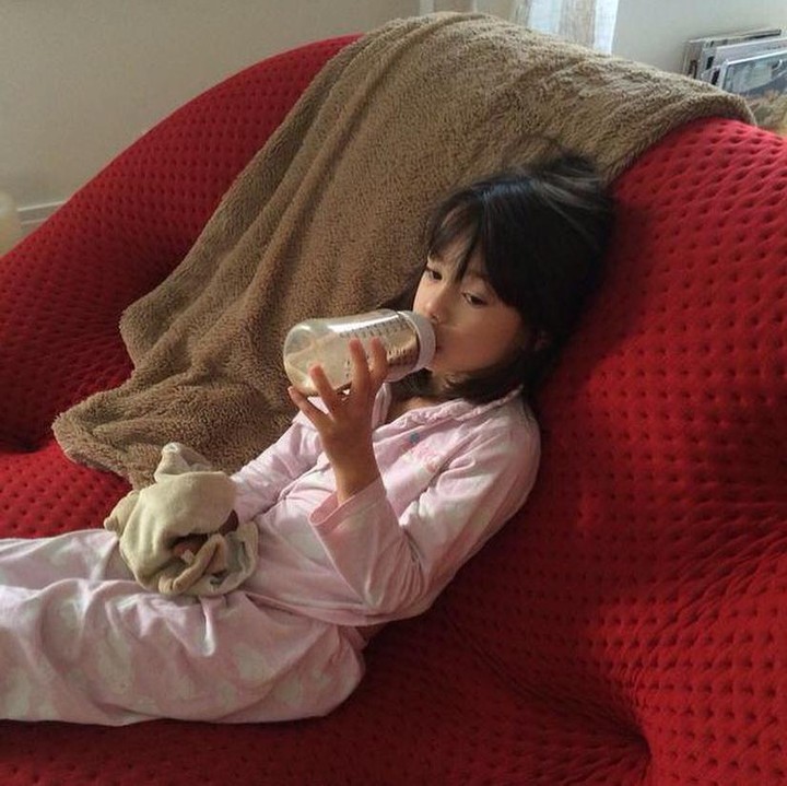 <p>Dalam unggahannya, Anggun memperlihatkan potret Kirana kecil yang tengah asyik menikmati susu dari dot. Menggemaskan ya, Bunda? (Foto: Instagram @anggun_cipta)</p>