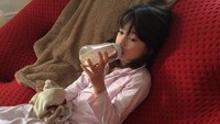 <p>Dalam unggahannya, Anggun memperlihatkan potret Kirana kecil yang tengah asyik menikmati susu dari dot. Menggemaskan ya, Bunda? (Foto: Instagram @anggun_cipta)</p>