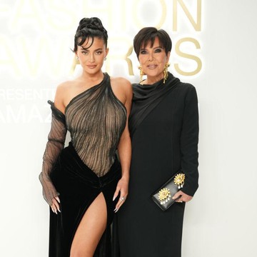 img-title Adu Gaya Kardashian - Jenner di CFDA Awards 2022! Siapa Paling Modis dan Nyentrik?
