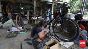 FOTO: Pria Bekasi Menimba Cuan dari Konversi Sepeda Listrik