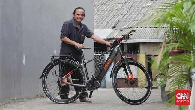 FOTO: Pria Bekasi Menimba Cuan dari Konversi Sepeda Listrik