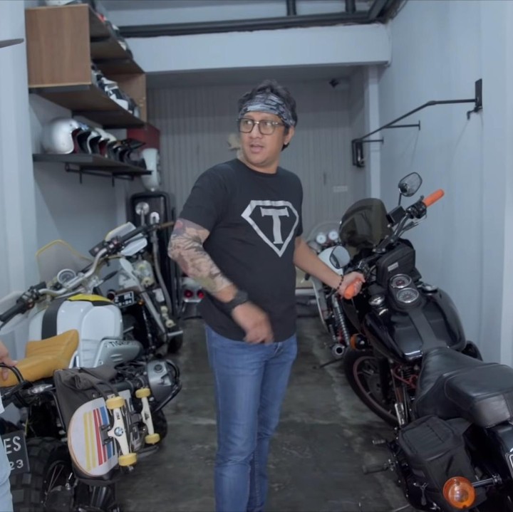 <p>Menjadi anggota geng motor Prediksi yang dibentuk Andre Taulany, Omesh tentu punya koleksi motor gede (moge). Di garasi ini lah suami Dian Ayu tersebut memarkir motor-motor kesayangannya. (Foto: YouTube/Taulany TV)</p>