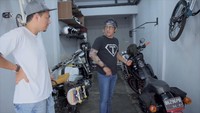 <p>Menjadi anggota geng motor Prediksi yang dibentuk Andre Taulany, Omesh tentu punya koleksi motor gede (moge). Di garasi ini lah suami Dian Ayu tersebut memarkir motor-motor kesayangannya. (Foto: YouTube/Taulany TV)</p>