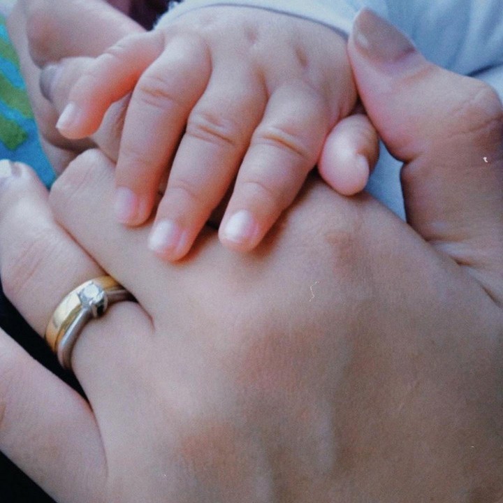<p>Menurut Indah, menjadi seorang Bunda memang tidak mudah tapi menjadi anak pun juga tidak mudah. “Menjadi seorang Ibu memang tidak mudah, namun menjadi Anak pun juga tidak mudah,” tulisnya. (Foto: Instagram @indahpermatas/@kykuu)</p>