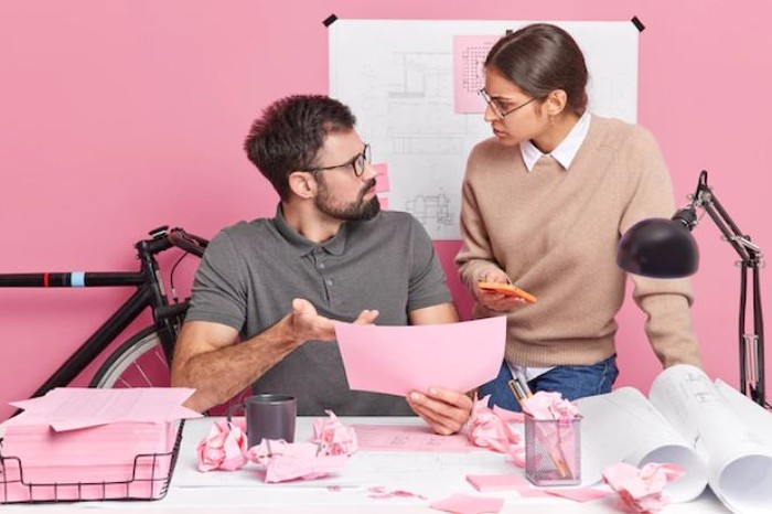 pasangan sedang bertengkar