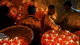 FOTO: Mengusir Roh Jahat Lewat Festival Balon Udara di Myanmar