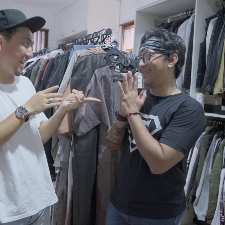 <p>Omesh punya walk-in closet yang ia gunakan untuk menyimpan berbagai koleksi jaketnya, Bun. Selain jaket, Omesh juga punya koleksi jam tangan dan kacamata hitam yang banyak. (Foto: YouTube/Taulany TV)</p>