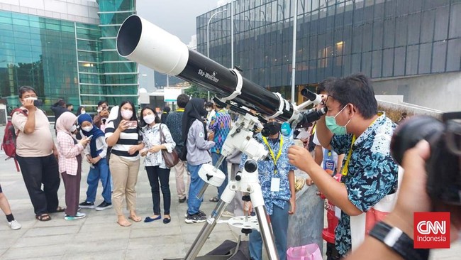 Layanan streaming online jadi opsi memantau keindahan puncak Gerhana Bulan Total setelah Jakarta dan sekitarnya dilanda hujan dan mendung.