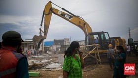 FOTO: Pengosongan Lahan Tol Cibitung-Cilincing dari Pemukiman Warga