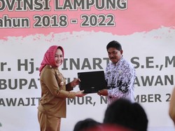 Bupati Tulang Bawang Beri Bantuan Motor-Laptop di Rawajati Timur