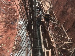 Perbaikan Longsor Jl Pangkalan 1A Bantargebang: Turap Mulai Dipasang