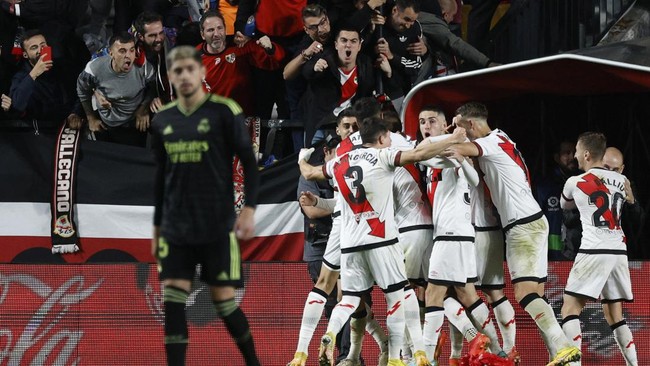 Real Madrid gagal mengambil alih puncak klasemen Liga Spanyol usai menderita kekalahan dramatis 2-3 dari Rayo Vallecano, Senin (8/11).