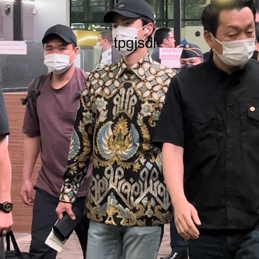 7 Potret Sehun EXO Melokal Pakai Batik bak Pejabat Dikelilingi Pengawal
