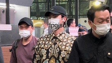 img-title 7 Potret Sehun EXO Melokal Pakai Batik bak Pejabat Dikelilingi Pengawal
