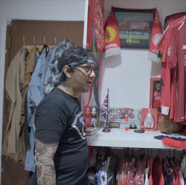 <p>Selain itu, komedian berusia 36 tahun ini juga seorang fans klub bola asal Inggris, Liverpool. Omesh mengoleksi berbagai jenis jersey Liverpool dan memajangnya di satu lemari khusus. (Foto: YouTube/Taulany TV)</p>