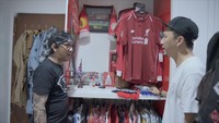 <p>Selain itu, komedian berusia 36 tahun ini juga seorang fans klub bola asal Inggris, Liverpool. Omesh mengoleksi berbagai jenis jersey Liverpool dan memajangnya di satu lemari khusus. (Foto: YouTube/Taulany TV)</p>