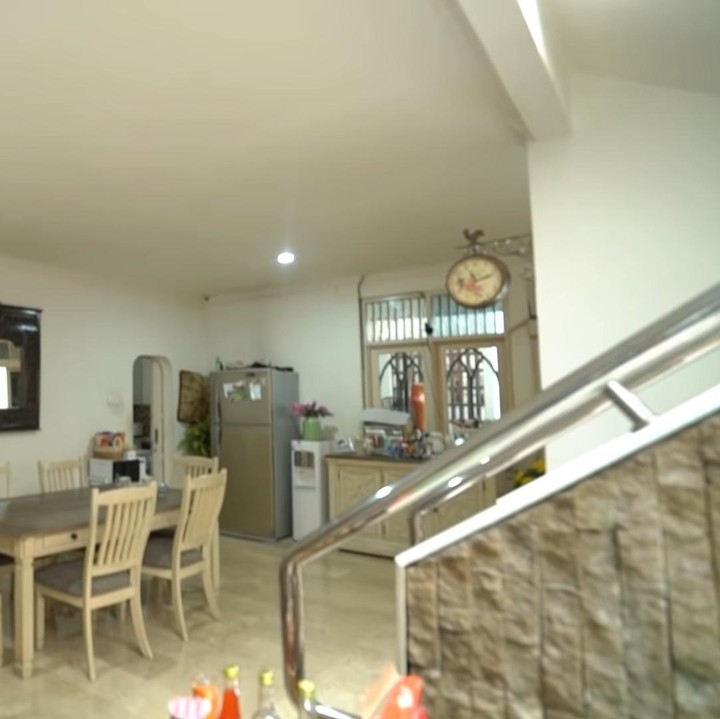 <p>Setelah melewati ruang tamu, ruang makan dan dapur di rumah Deswita dan Ferry Maryadi langsung terlihat. Lega banget, ya Bun. (Foto: YouTube/Taulany TV)</p>