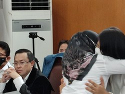 Susi ART Peluk Putri Candrawathi dan Cium Tangan Sambo di Ruang Sidang