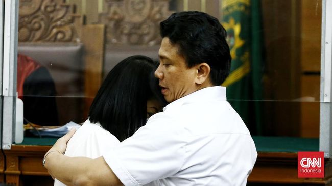 Wanita Nekat Terobos Sidang Sambo: Saya Salut Dia Bela Istri Syarifah Ima Syahab nekat menghampiri terdakwa pembunuhan berencana Ferdy Sambo saat sidang di PN Jaksel.