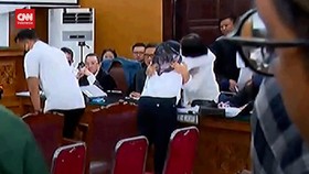 VIDEO: Momen Putri Candrawathi Peluk ART Susi saat Sidang