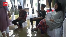 VIDEO: Lokasi Pernikahan Banjir, Pengantin Digendong Naik Pelaminan