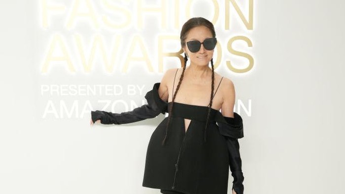 Menginjak Usia 73 Tahun, Simak Gaya Edgy Vera Wang di CFDA Awards 2022! Menginjak Usia 73 Tahun, Simak Gaya Edgy Vera Wang di CFDA Awards 2022!