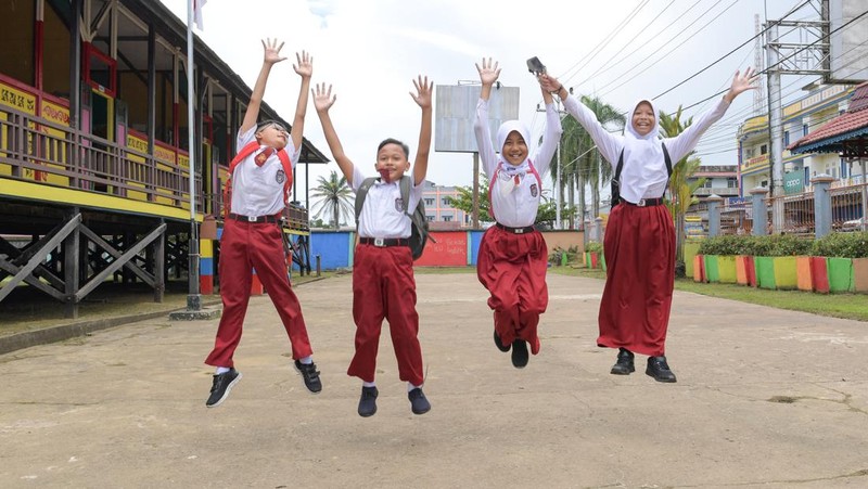 Kementerian Pendidikan, Kebudayaan, Riset, dan Teknologi (Kemendikbudristek) memberikan dana Bantuan Operasional Sekolah (BOS)
