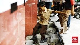 FOTO: Akses SDN 01 Pondok Cina Depok Ditutup Separator Jalan