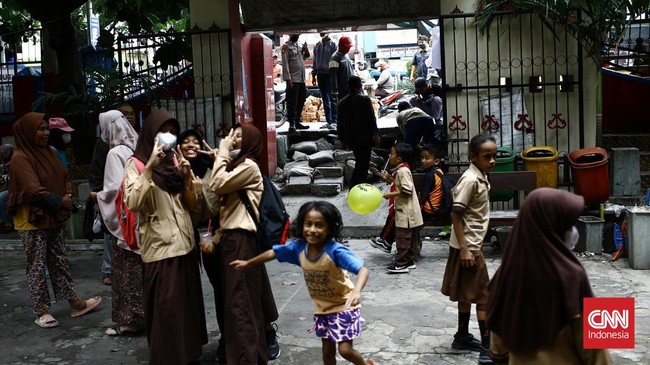 Kemendikbud Ristek menyatakan polemik rencana pembangunan masjid di atas lahan SDN Pondok Cina 1 Depok wewenang Pemerintah Kota Depok.