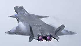 FOTO: Gagah Atraksi Jet Siluman China Unjuk Gigi di Langit Guangdong