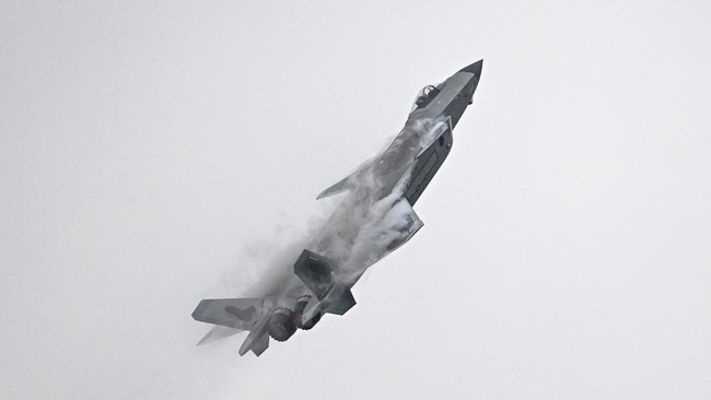 Rusia mengumumkan bakal menggelar latihan militer dengan China di Laut China Timur pada pekan ini saat ketegangan kedua negara dengan Barat meningkat.