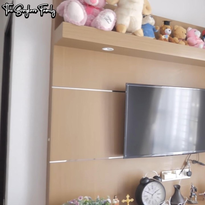 <p>Aktif di layar kaca sejak usia belia, rumah yang sekarang ditempati Natasha Wilona dan keluarga merupakan hasil kerja kerasnya. Di kamar kakaknya juga terdapat boneka dari fans, lho. (Foto: YouTube/The Sungkars Family)</p>