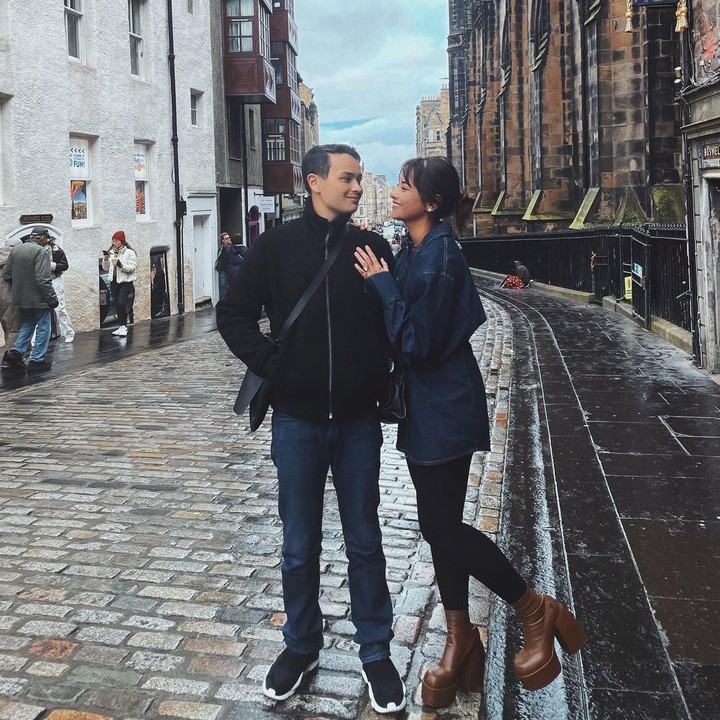 <p>Adik Maudy Ayunda, Amanda Khairunnisa dan suaminya, Tavan Dutton tengah berada di Inggris untuk menjalani momen istimewa. (Foto: Instagram @akhairunnisa)<br /><br /><br /></p>