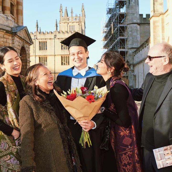 <p>Selain itu, Maudy Ayunda turut menghadiri sang adik ipar di acara wisuda. Ketiganya berfoto dan diunggah oleh Tavan ke media sosialnya. (Foto: Instagram @tavankkd)<br /><br /><br /></p>