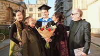 <p>Sebelum menyelesaikan pendidikan di Oxford University, Tavan telah memiliki gelar BA Chinese Studies dari SOAS, University of London. Pencapaian Tavan membuat Amanda Khairunnisa turut merasa bangga, Bunda. "<em>Proud of you, my Oxford Graduate</em>," tulisnya. Foto: Instagram @tavankkd)</p>