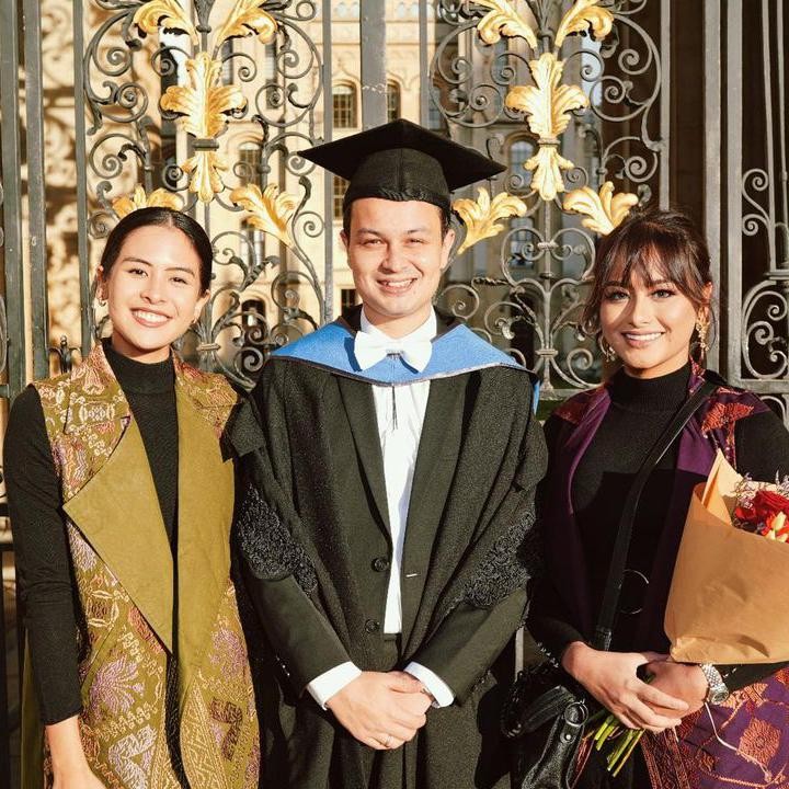 <p>Sebelum menyelesaikan pendidikan di Oxford University, Tavan telah memiliki gelar BA Chinese Studies dari SOAS, University of London. Pencapaian Tavan membuat Amanda Khairunnisa turut merasa bangga, Bunda. <em>"Proud of you, my Oxford Graduate,"</em> tulisnya. Foto: Instagram @tavankkd)</p>
