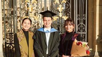 <p>Selain itu, Maudy Ayunda turut menghadiri sang adik ipar di acara wisuda. Ketiganya berfoto dan diunggah oleh Tavan ke media sosialnya. (Foto: Instagram @tavankkd)</p>