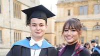 5 Potret Amanda Adik Maudy Ayunda Dampingi Suami Wisuda di Oxford